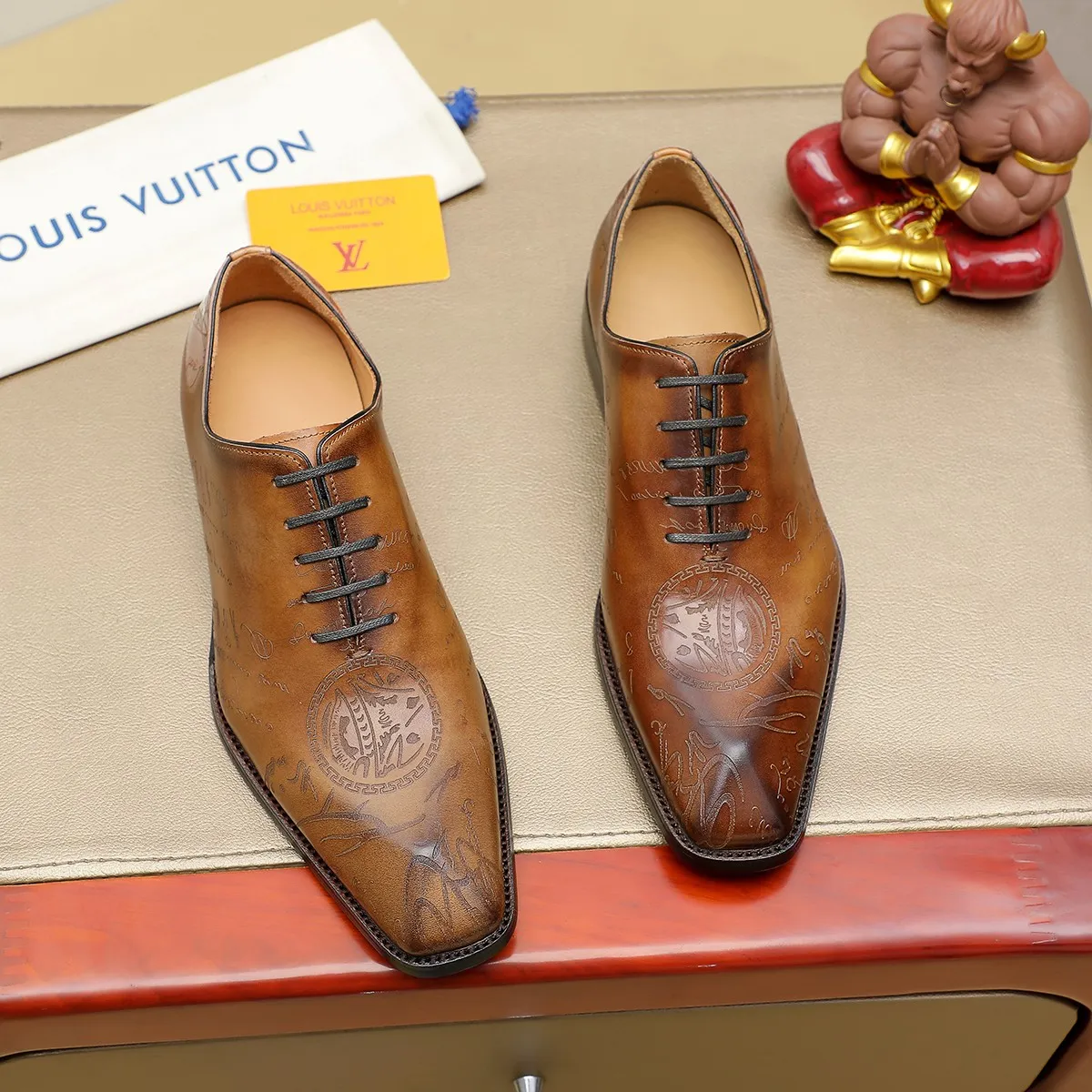Men's shoes 💰620 💰 Louis Vuitton LV ® Autumn and Winter 🆕 models 🔛Full shoe counter First layer cowhide, 🐂leather lined casual shoes for men, super soft outsole, essential for driving. Counter synchronized original first layer cowhide completely 1:1 mold customization 🌹Top version, 2 colors available! Number: 38-45 (37.46. Customized)